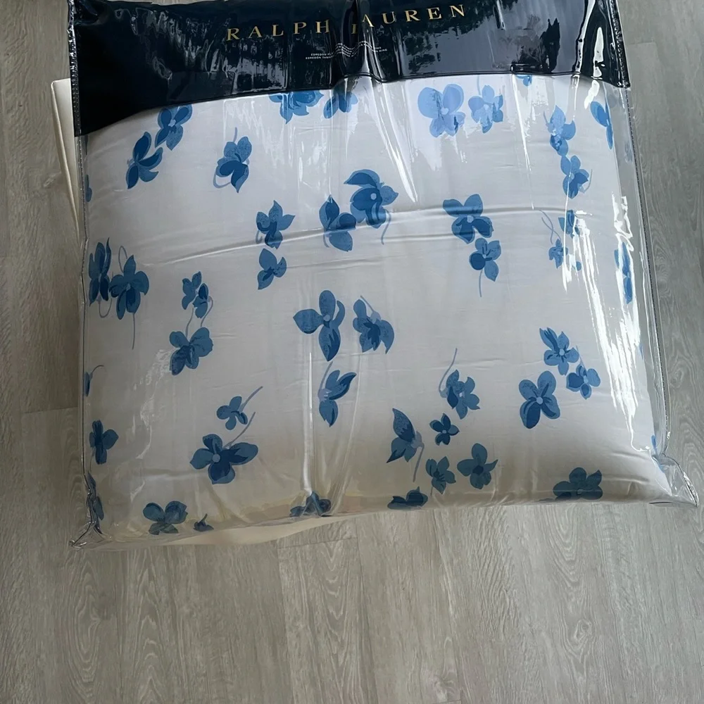 Ralph Lauren Georgica Blue White Comforter. Full/Queen size.